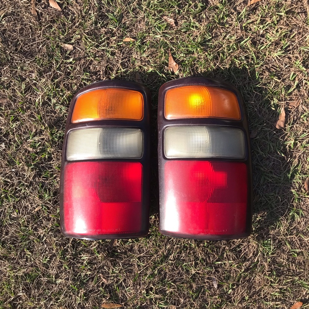 GMC Yukon Chevy Tahoe Suburban Taillight Brake Tail Light Driver Passenger Set